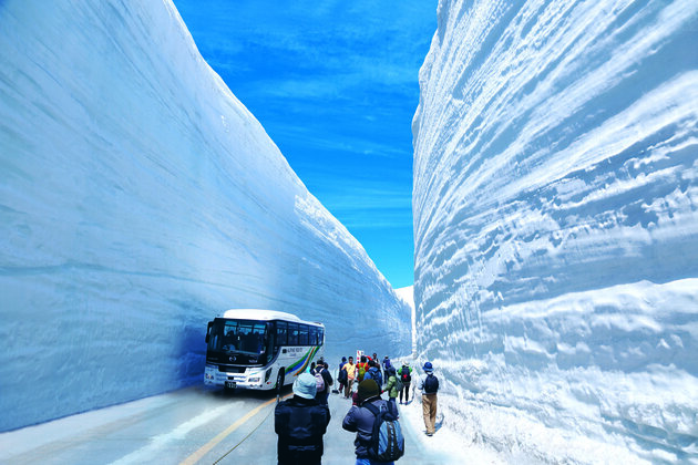 6つの乗り物で巡る立山黒部アルペンルート通り抜けと絶景雪の大谷ウォークと絶景上高地散策2日間