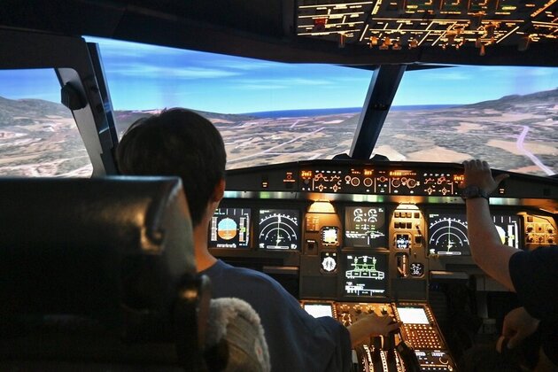 本格フライトシミュレーターの機長席に座って旅客機を操縦!パイロットの仕事を体験!