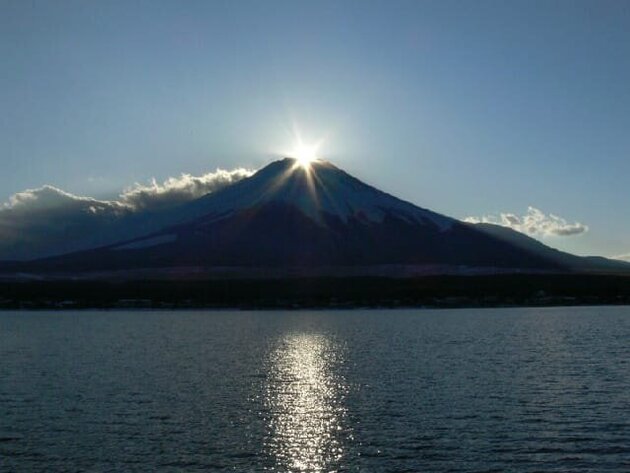 <日帰りバスツアー> 河口湖・冬花火&ダイヤモンド富士鑑賞バスツアー ~ほうとう不動のご夕食付~