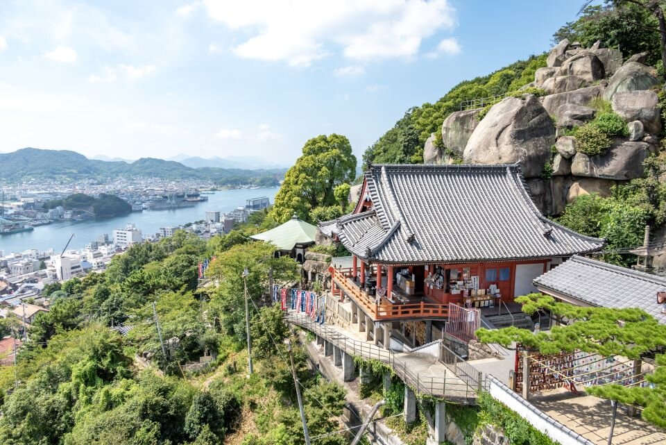 No5896_千光寺山ロープウェイから見る千光寺.jpg