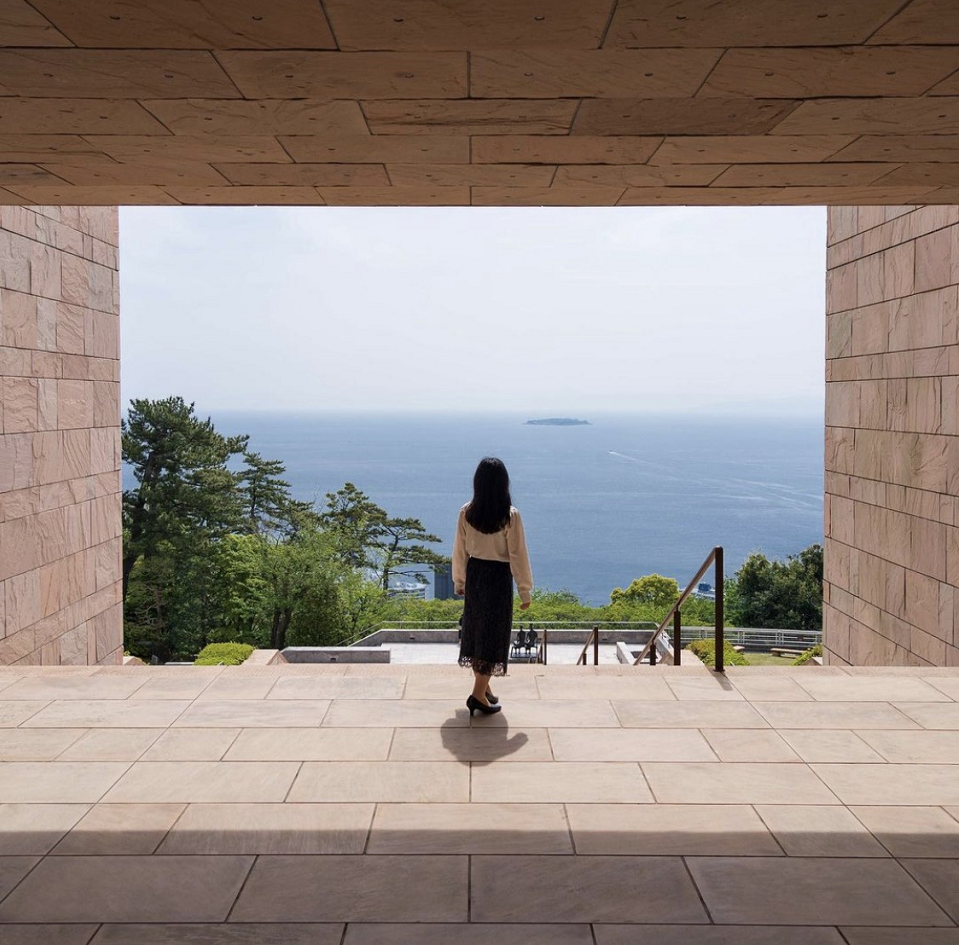 MOA美術館　一人屋外.png