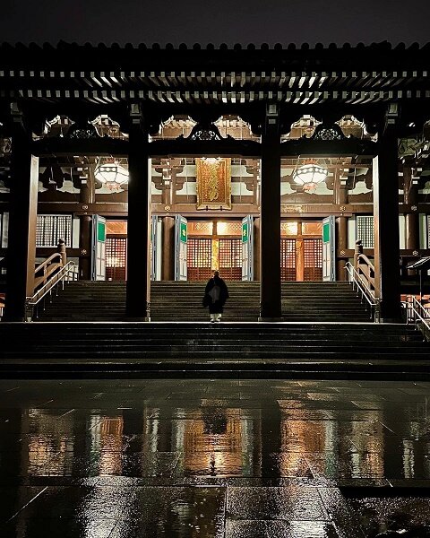 r智積院　朝のお勤め.jpg