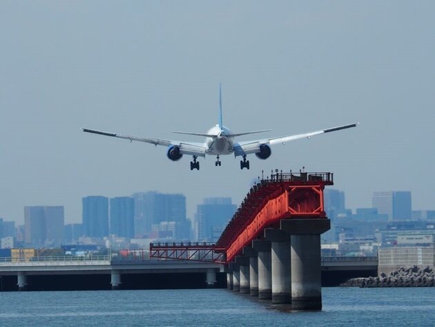 圧巻の迫力! 飛行機を真下から眺めるアンダージェットクルーズ& 羽田空港制限区域内見学バスツアー